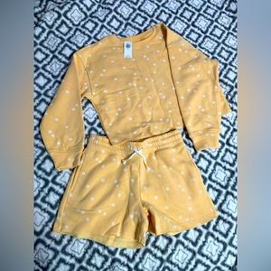 Sweatshirt and sweatshorts